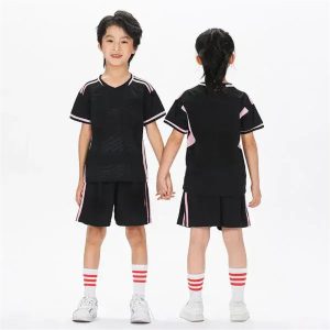 Campane-style children's sportswear with contrasting color edges